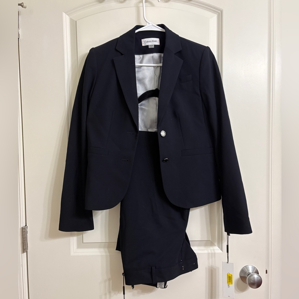 Calvin Klein Women’s Navy Blue Suit Size 2